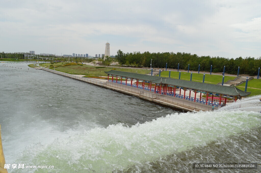 大坝泄洪壮观景象