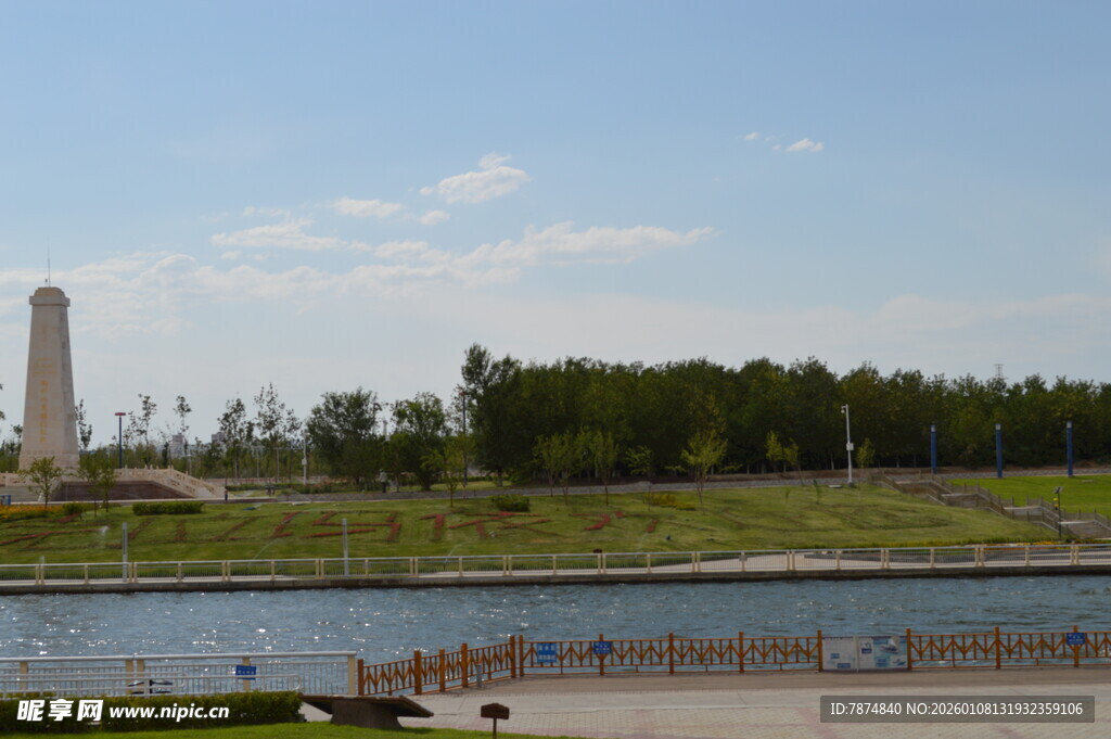 河畔纪念碑景观