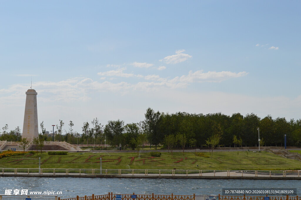 河畔矗立的高耸纪念碑