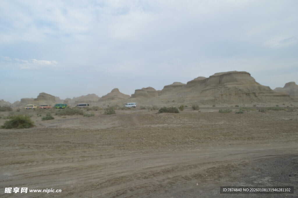 荒漠中的起伏山丘景观