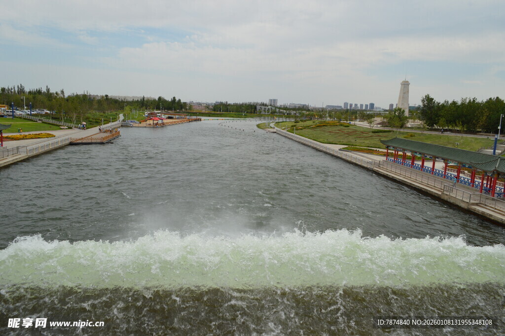 水闸景观 水流奔腾而出