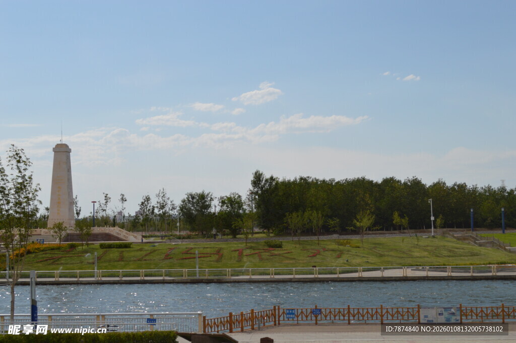 湖边纪念碑与葱郁树林