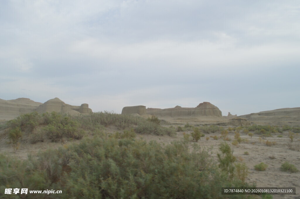 荒凉戈壁地貌景观