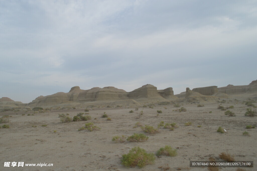 荒凉沙漠中的低矮土丘景观