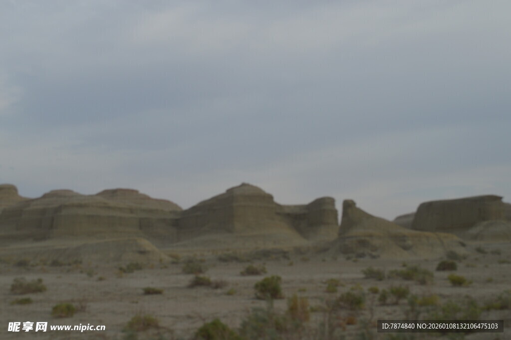 荒凉戈壁地貌景观