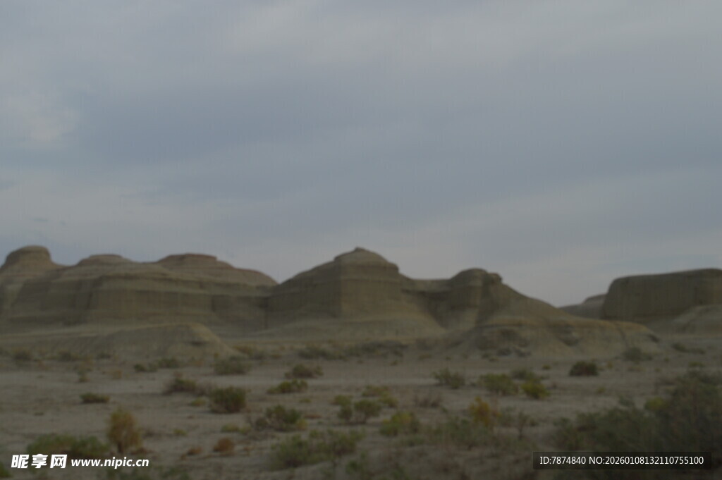 荒凉戈壁地貌景观