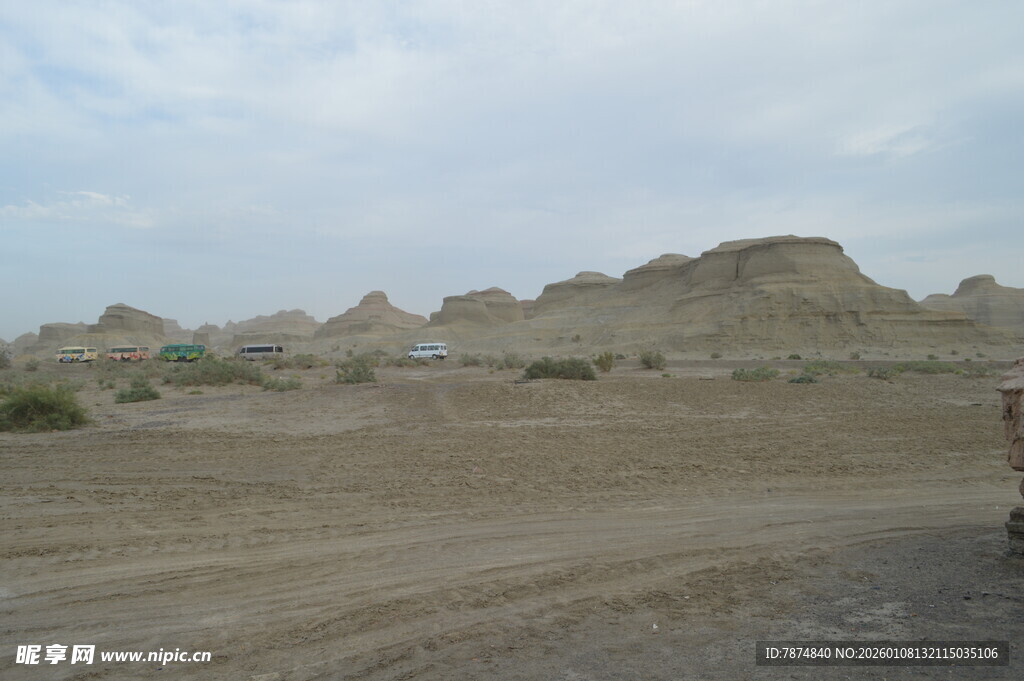 荒凉戈壁地貌景观