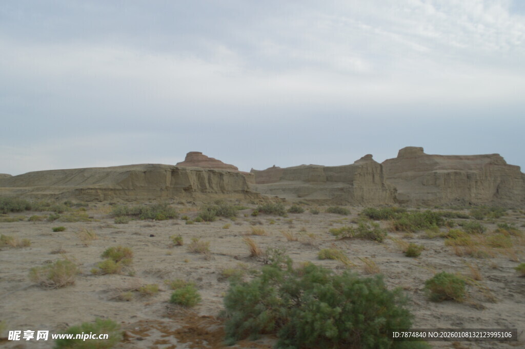 荒凉沙漠中的古老遗迹