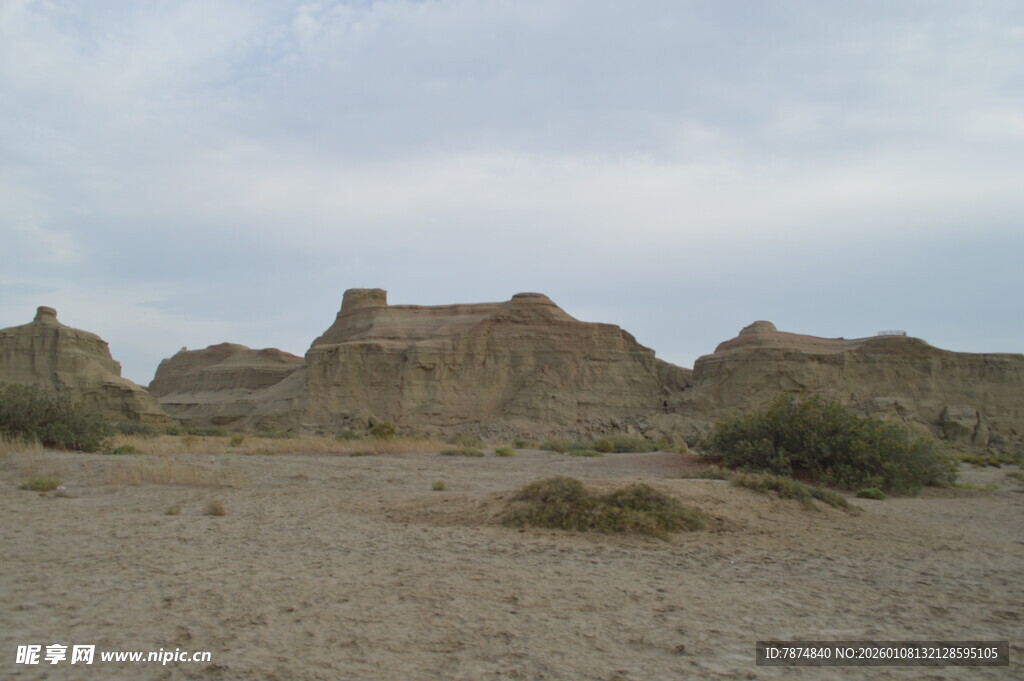 荒凉戈壁中的古老土丘遗迹