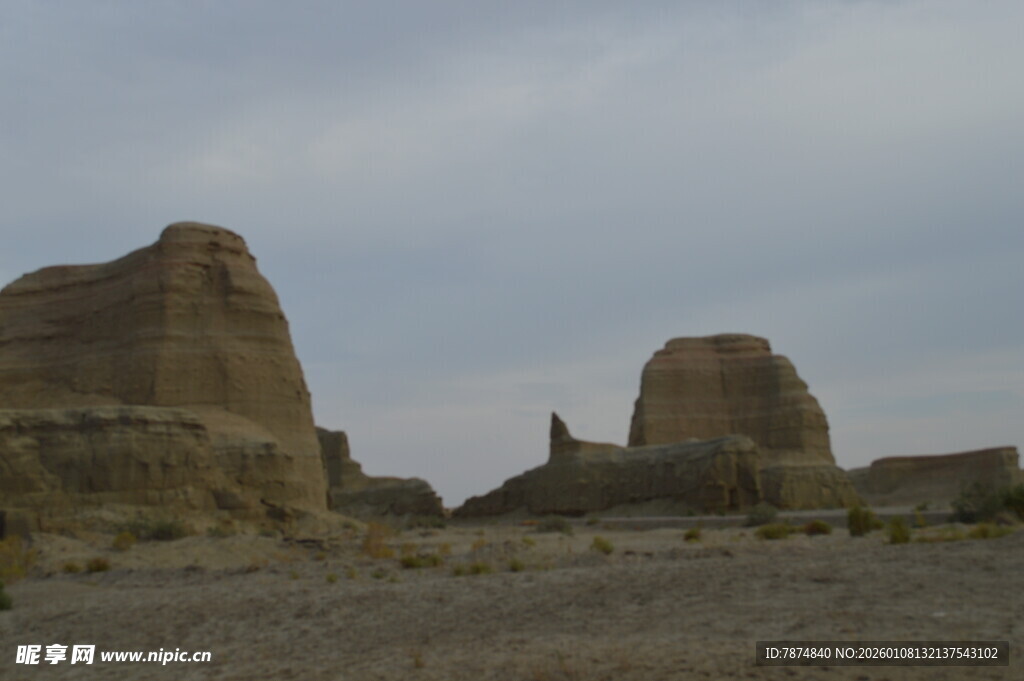 沙漠中的古老神秘遗迹