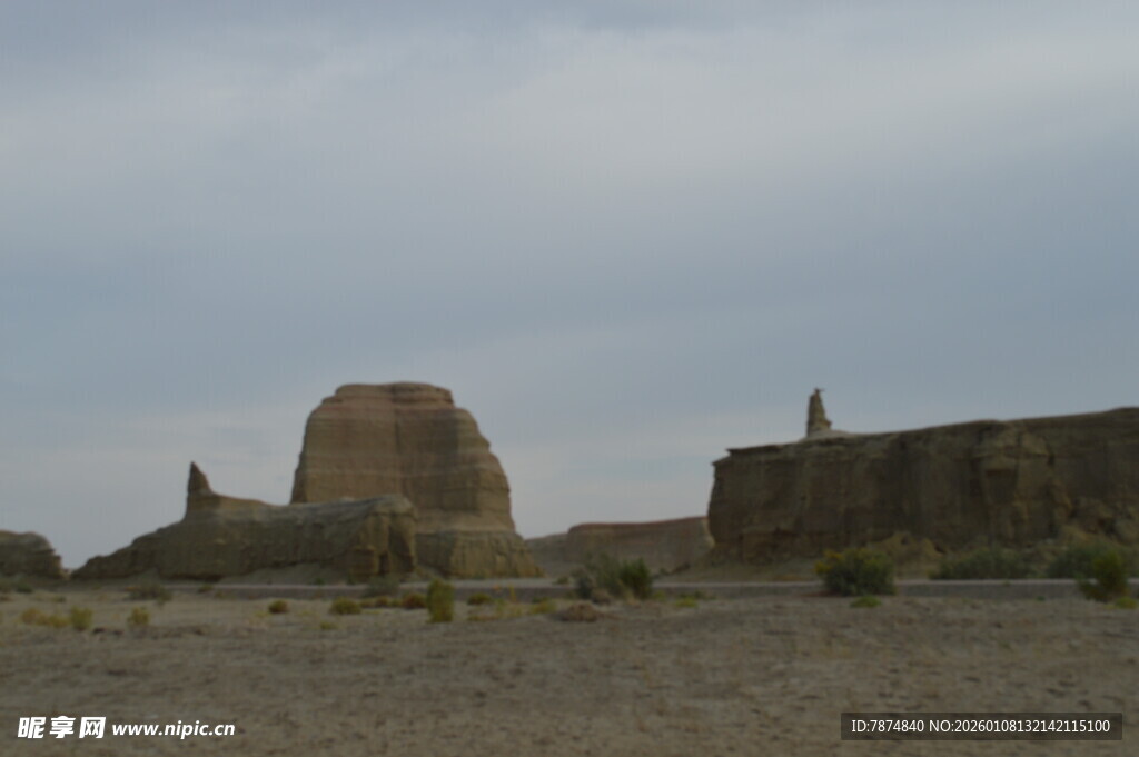 沙漠中的古老建筑遗迹