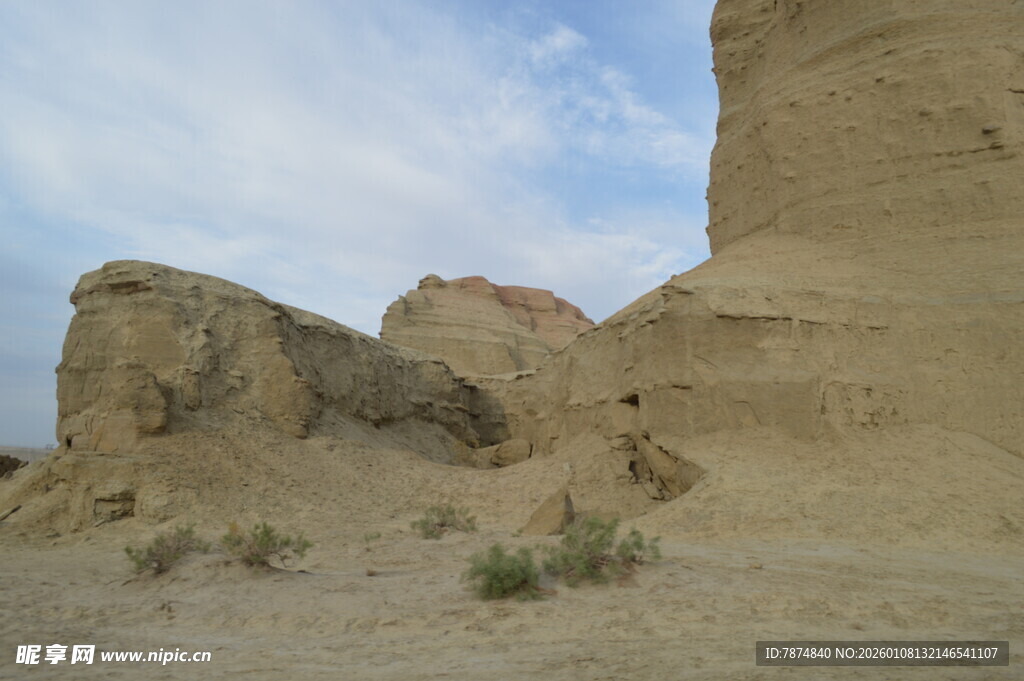 沙漠中的奇特岩石景观