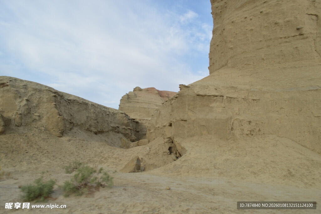 沙漠中的土崖景观