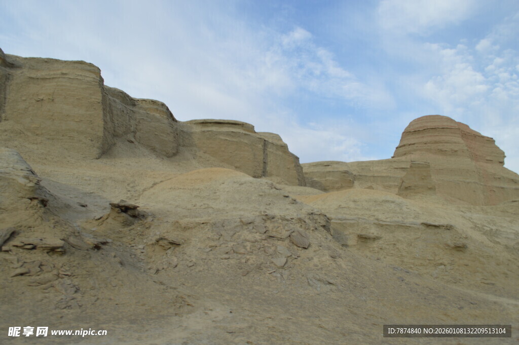 荒凉沙漠中的奇特土丘景观