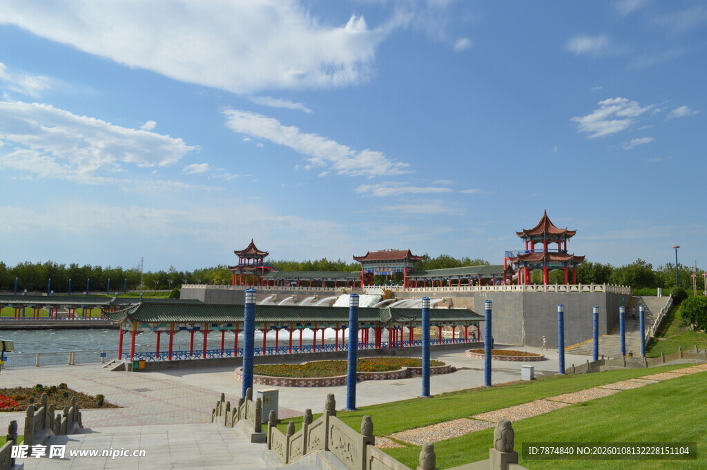 中式建筑景观 蓝天白云下