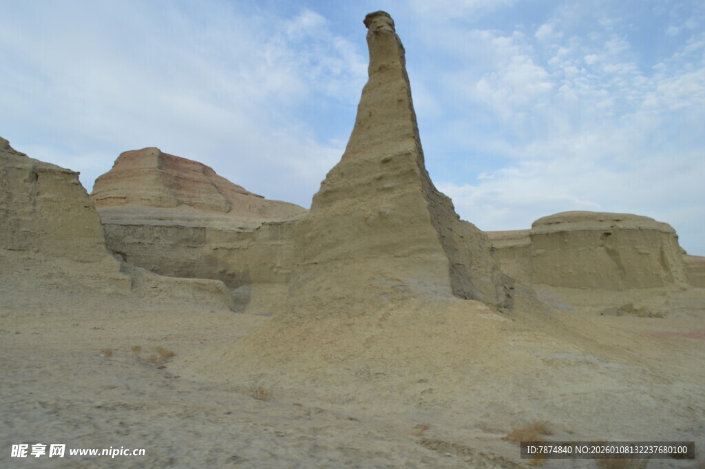 沙漠中的奇特锥形岩石景观
