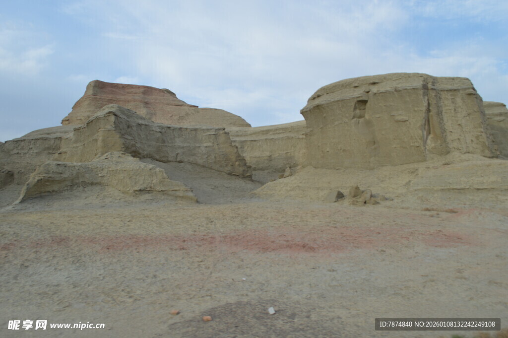 荒凉戈壁中的奇特土丘景观