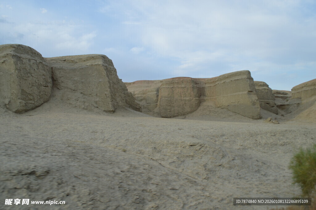 沙漠中的古老土丘遗迹