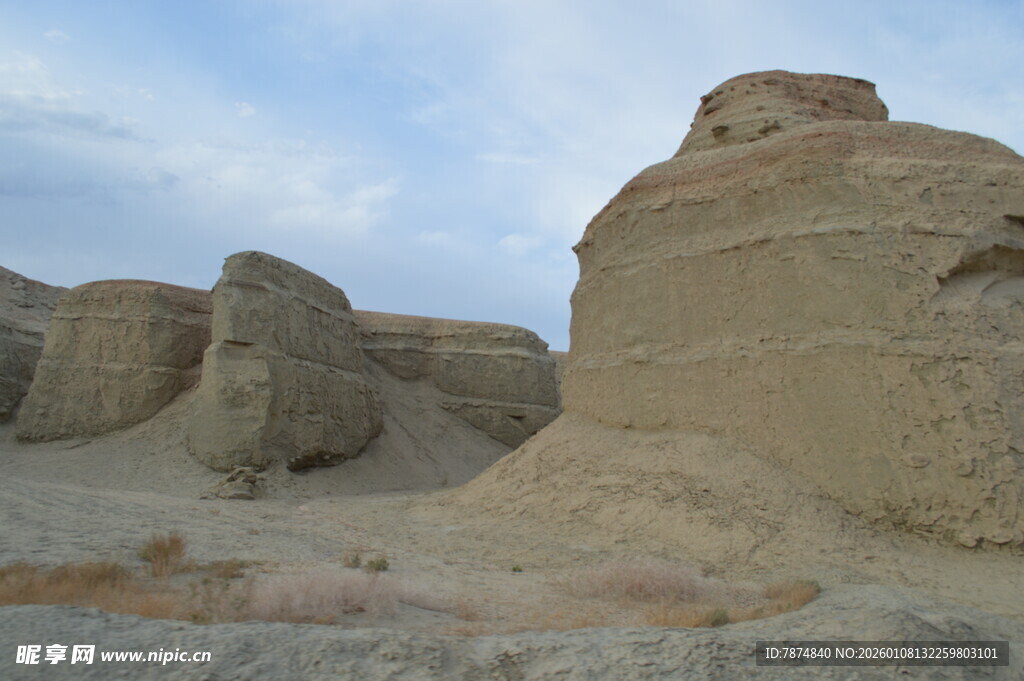 沙漠奇特土丘景观