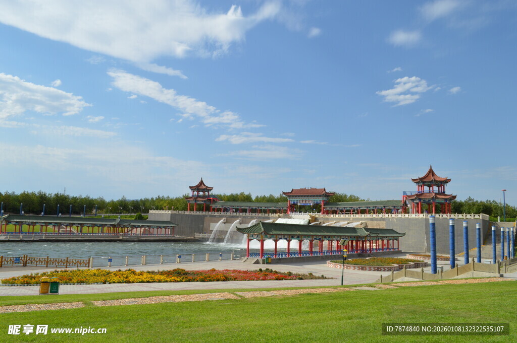 中式建筑景观 开阔绿地蓝天