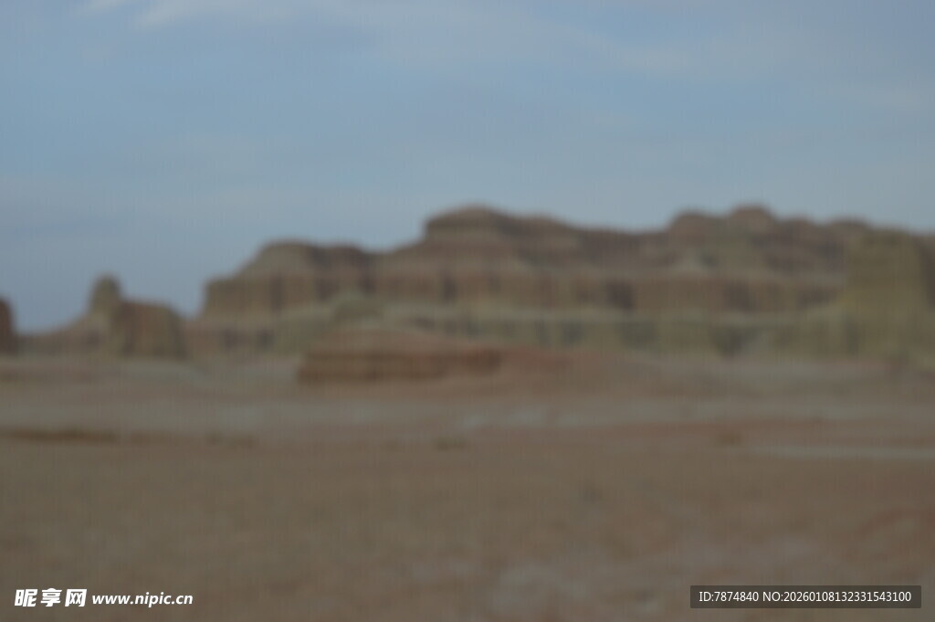 荒漠中的奇特土丘景观