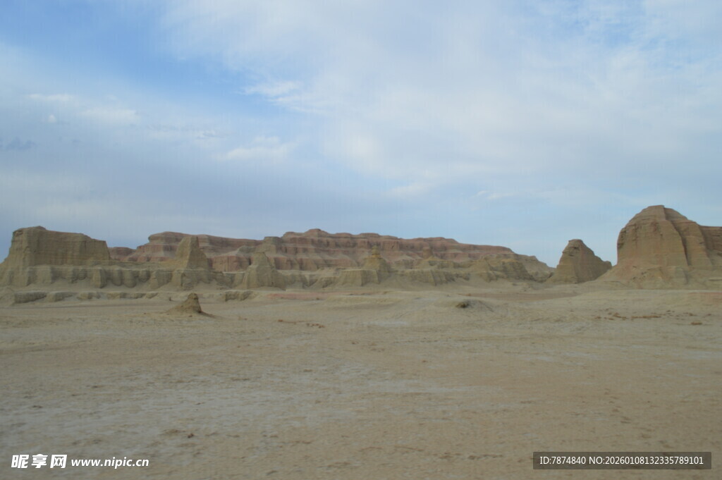 沙漠中的奇特土丘景观