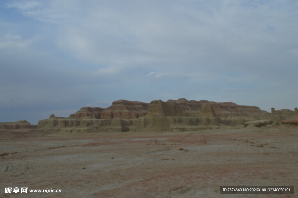 沙漠中的古老土筑遗迹