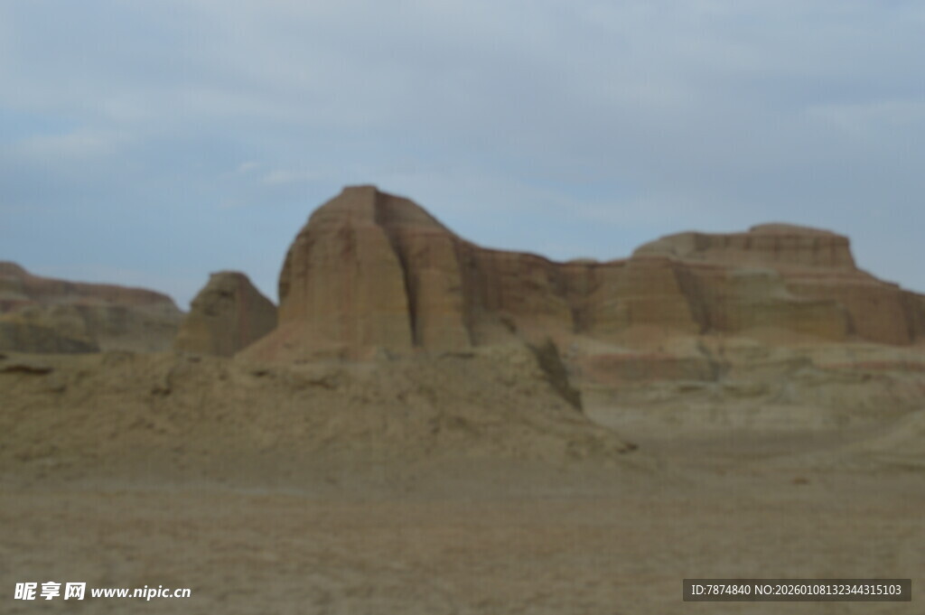 荒凉戈壁中的奇特土丘