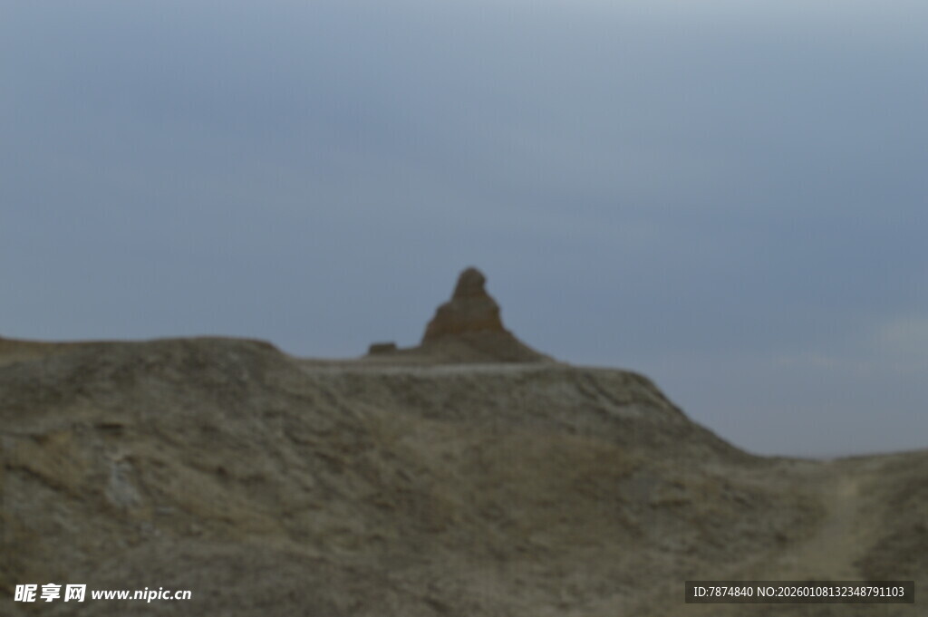 沙漠中的孤立土堆