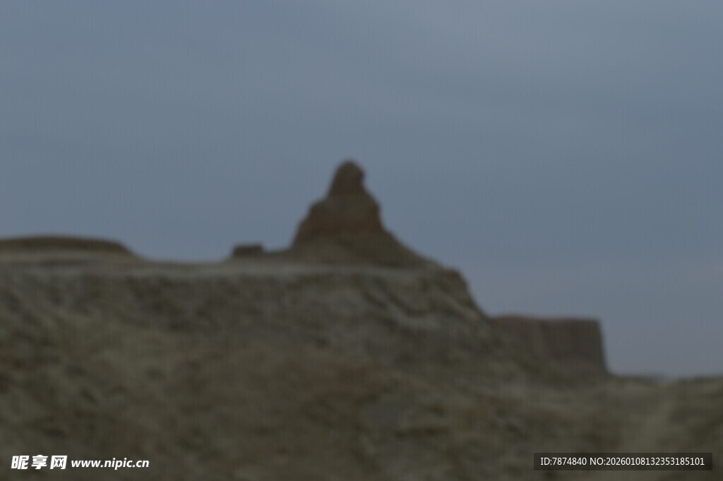 荒凉地貌中的奇特土堆