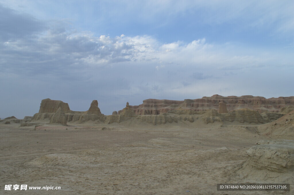 荒凉戈壁中的奇特地貌