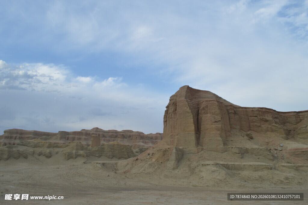 沙漠中的独特土岩景观