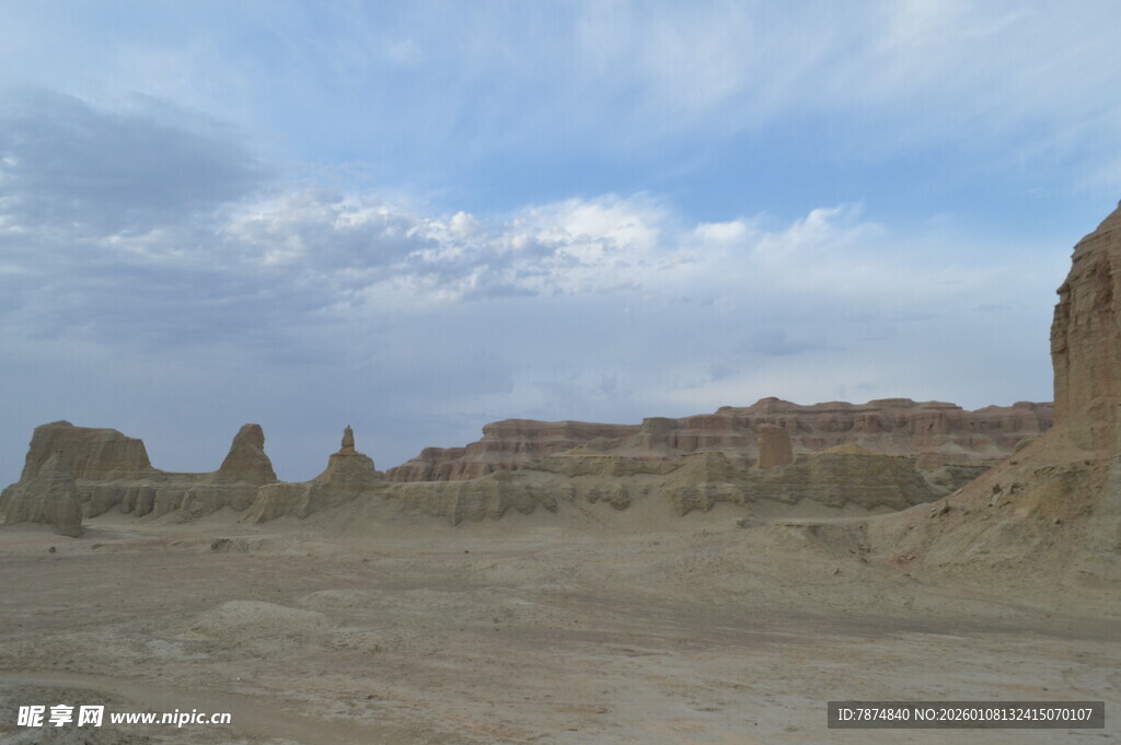 荒漠中的古老土丘景观
