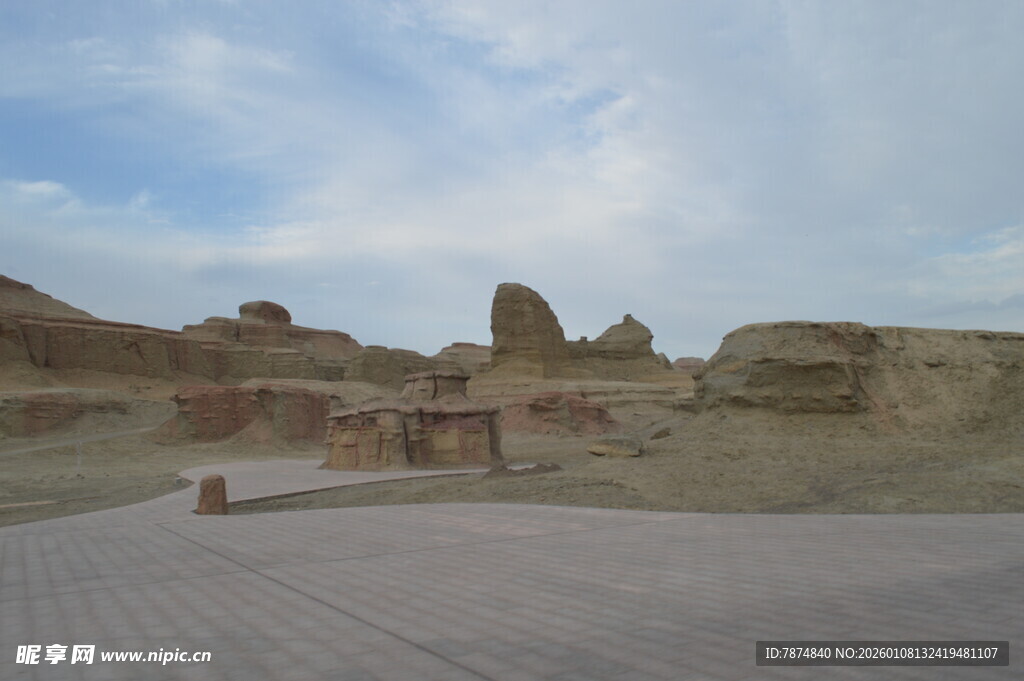 沙漠中的古老遗迹景观