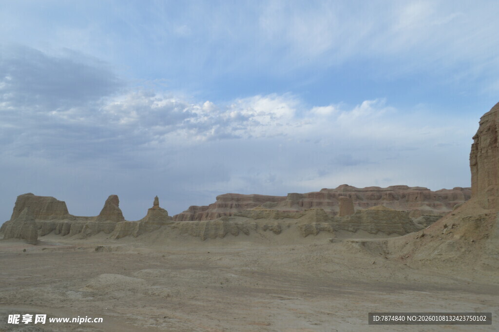 荒凉戈壁中的古老遗迹