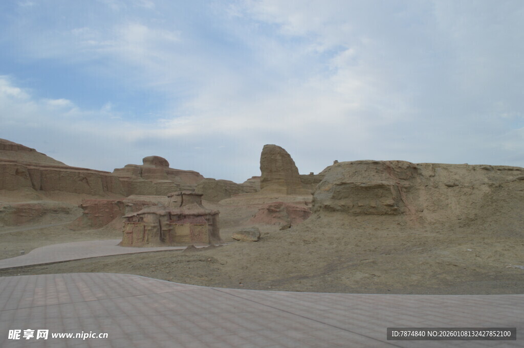 荒凉戈壁中的古老遗迹