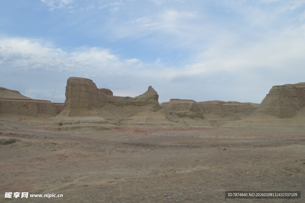 荒凉戈壁中的奇特地貌