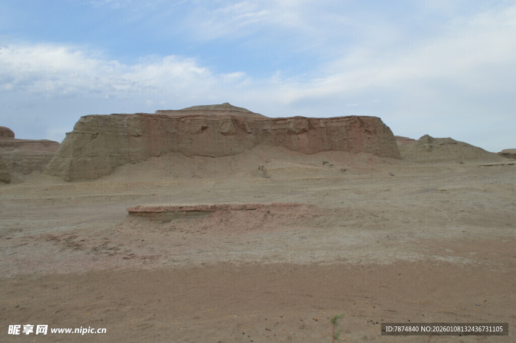 荒凉沙漠中的奇特土丘