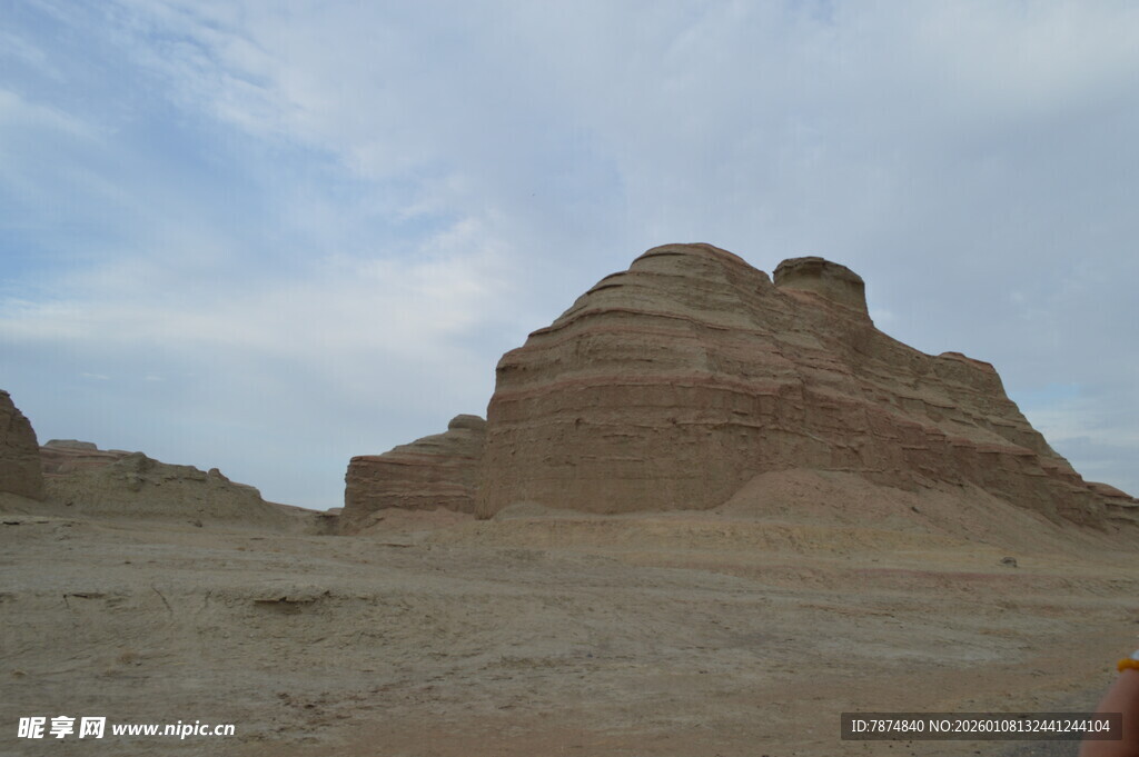 沙漠中的奇特土丘景观