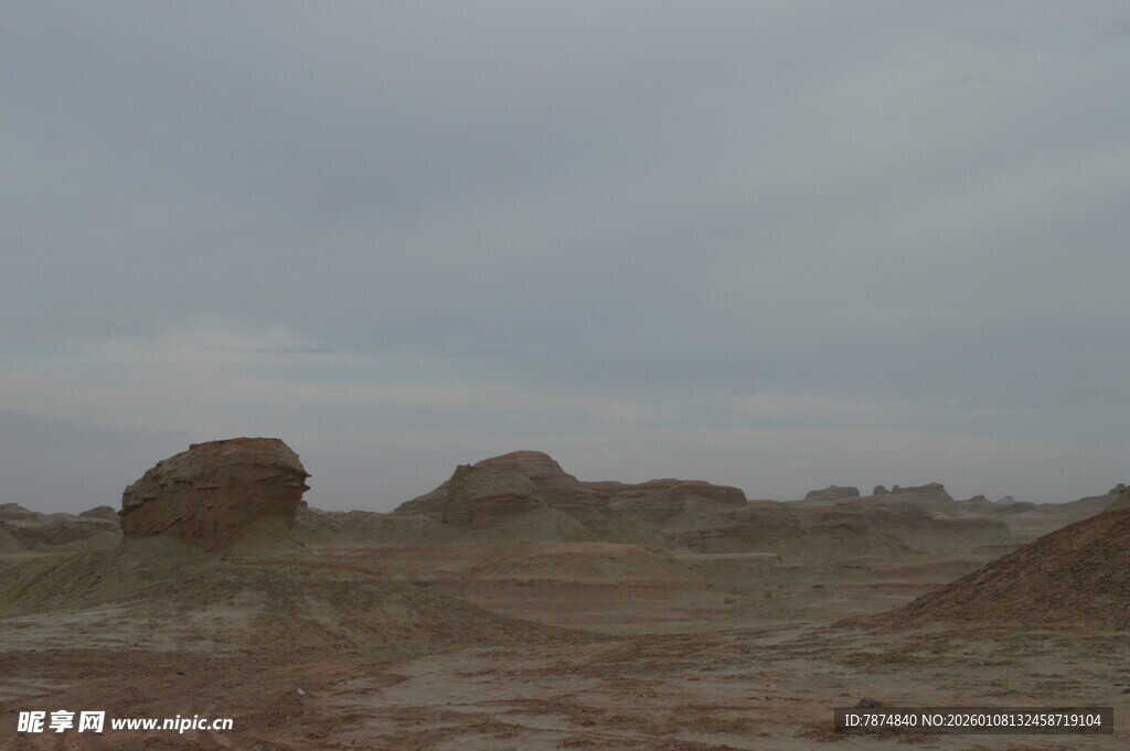 荒凉沙漠地貌景观