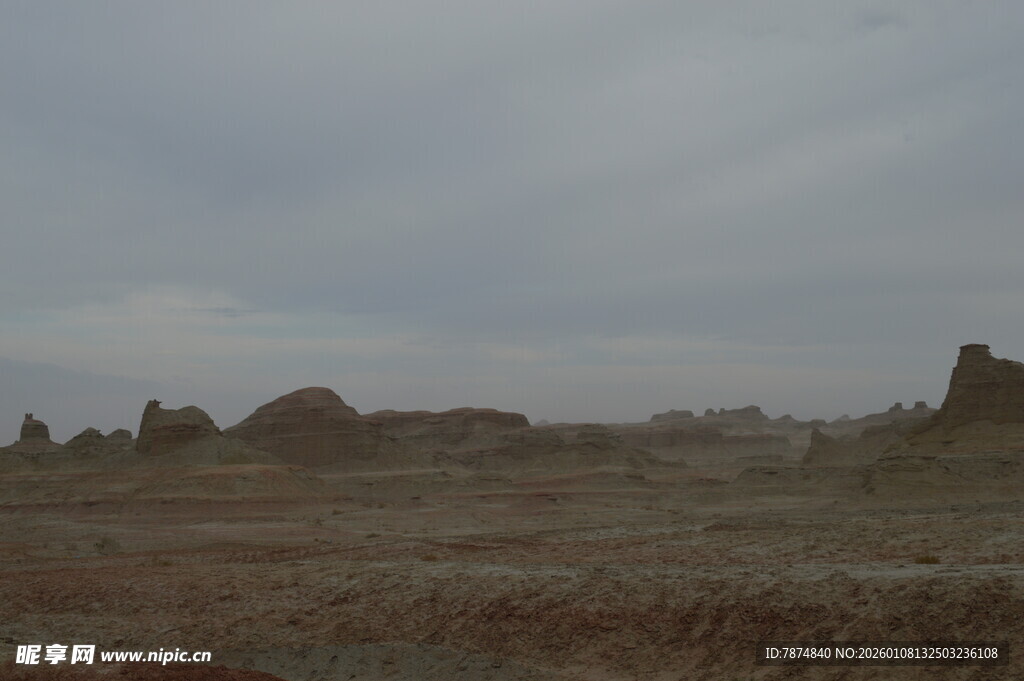 荒凉旷野中的奇特地貌