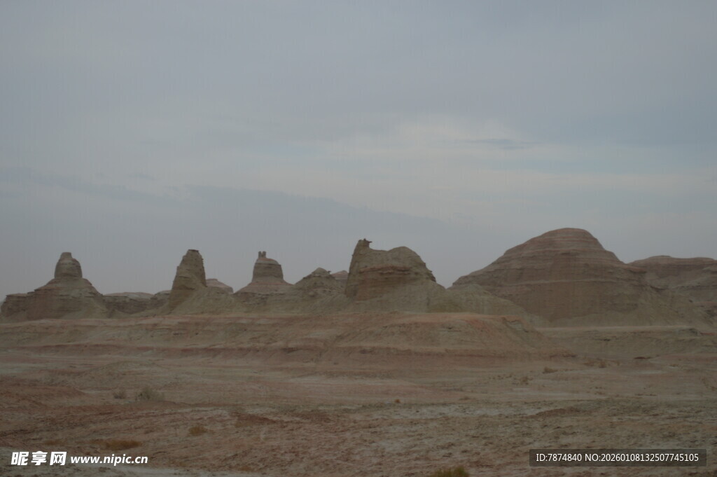 荒凉戈壁中的奇特土丘