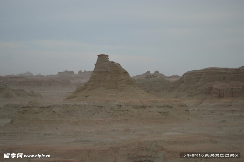 沙漠中的古老土堆遗迹