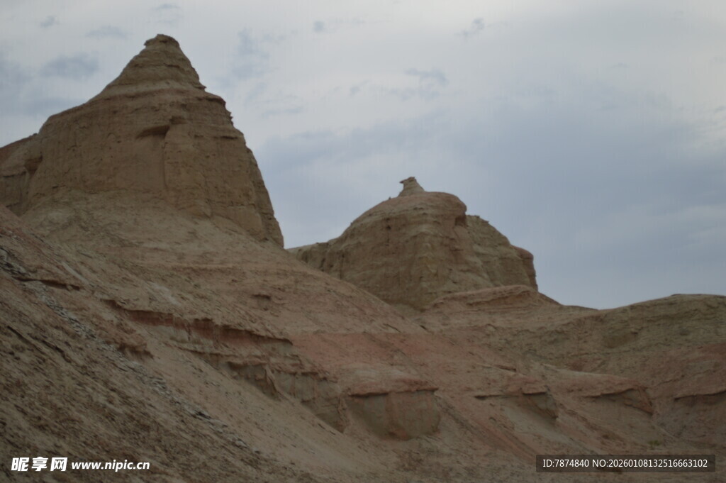 荒凉沙漠中的奇特土丘