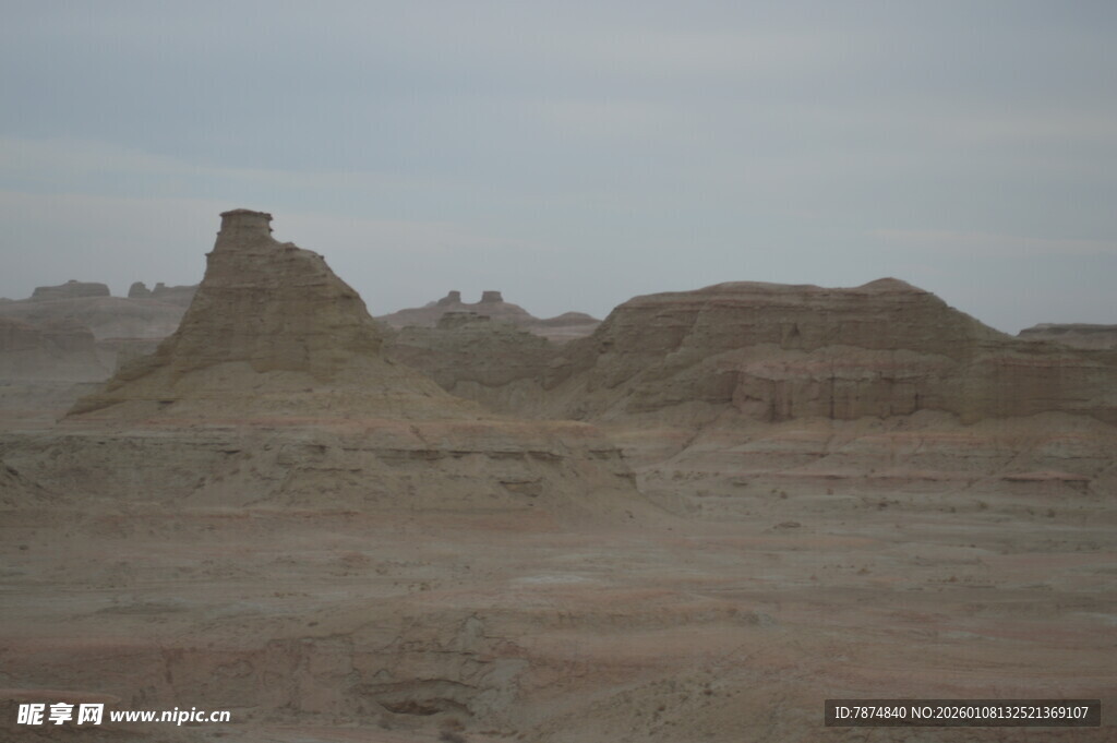 荒凉沙漠中的奇特土丘景观