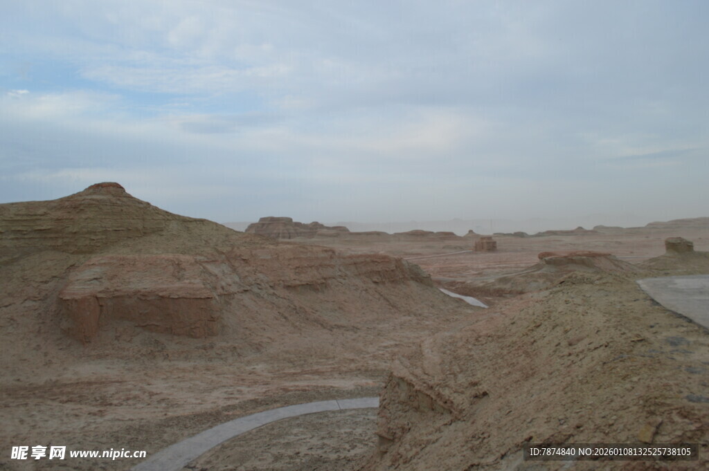蜿蜒公路穿行于荒凉地貌