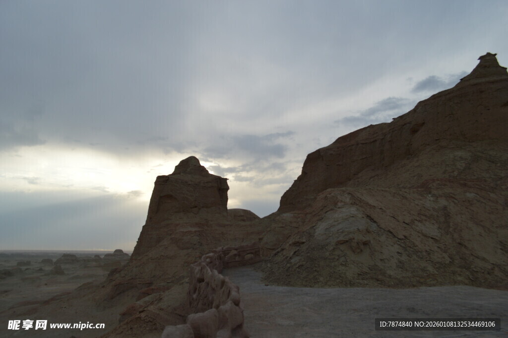 荒漠中的奇特岩石景观