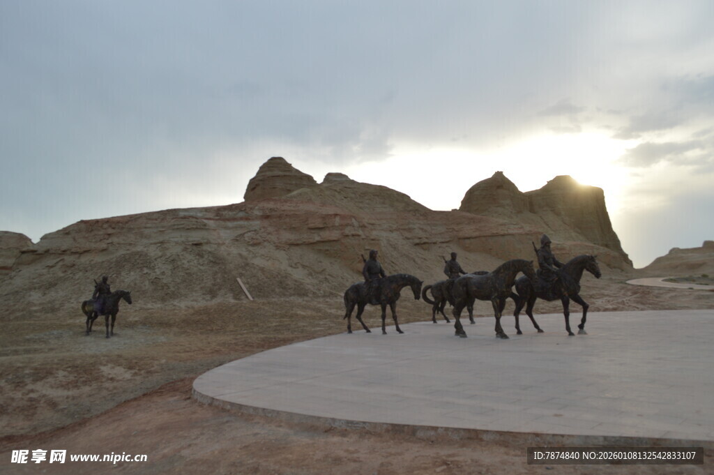 沙漠驼队行于壮丽地貌间