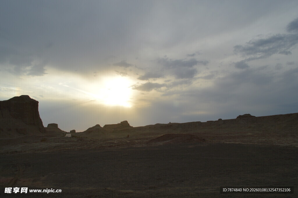 黄昏下的荒凉旷野景象