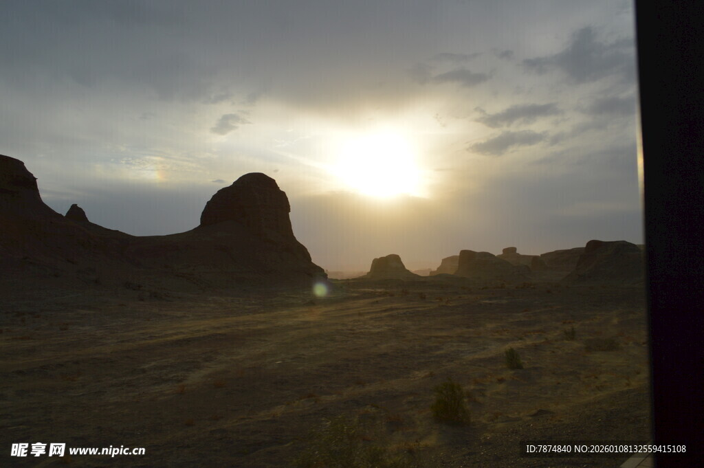 夕阳下的旷野岩石景观